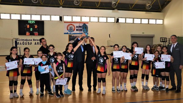 meb-cavusoglu-i-sampiyon-melekler-voleybol-kupasi-3.jpg