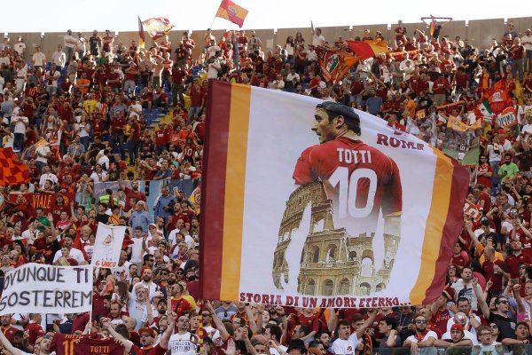 roma-tribunlerindeki-francesco-totti-pankarti.jpg